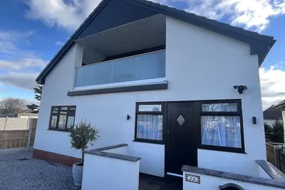 Image de Beach House w/ Balcony & Sea Views in North Wales