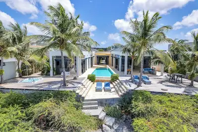 Image de Oceanfront dream villa, infinity pool, jacuzzi, spectacular views.