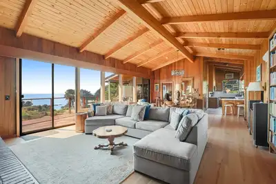 Image de Newly-renovated, dog-friendly, oceanfront retreat with fireplace - near downtown