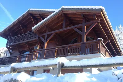 Image de Chalet spacieux et luxueux, décoré avec goût et avec une très belle vue!