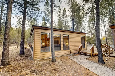 Image de Sunriver Resort home with deck, tree views, wood stove, streaming, washer/dryer