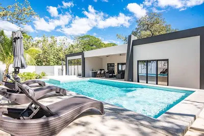 Image de Spectacular Beach House! \nSteps away from the beach