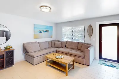 Image de 2nd-floor dog-friendly condo near the beach with patio, firepit, W/D, Ac