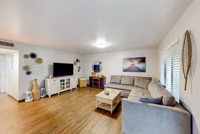 Image de Dog-friendly apartment close to the beach with open layout, firepit, and Ac
