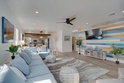 Image de Sunny Waveland Home Rental w/ Pool: Walk to Beach!