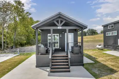 Image de Cottage with Bunk Beds - Includes 1 queen bed in the master, 2 bunk beds and 1 queen bed in the loft. A fully equipped kitchen, dining area, private bath and shower, TVs, Wifi, all utilities, access to all resort amenities. This cottage is pet friend