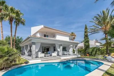 Image de Beautifully Appointed Villa, A/C, Private Pool - Located in Llenaire, 200 meters from the Sea!