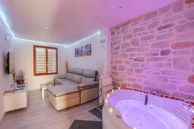 Image de La Suite Neuvilloise - 15 minutes de Lyon - Jacuzzi/Wifi - Entièrement rénovée