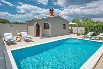 Maison en bord de mer à Zadar