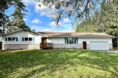 Image de Lake Wissota home with lakefront views, hot tub and large yard