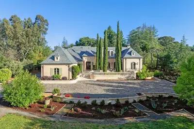 Image de Luxurious Vintage French Chateau