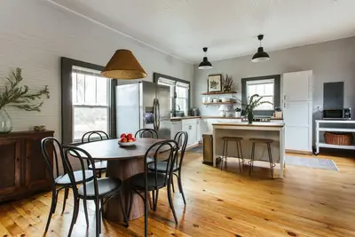Image de Exceptionally Decorated Home Close to 5 Points