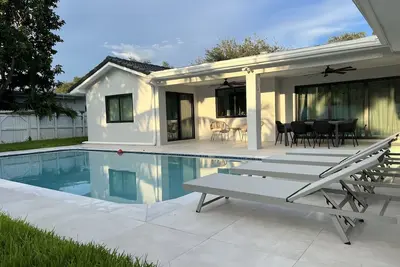 Image de Spacious new house in Emerald Hills w/ a private pool. 15 mins from beaches!