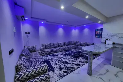 Image de Duplex cosy et moderne avec 2 suites  et cuisine américaine à  5 min aéroport