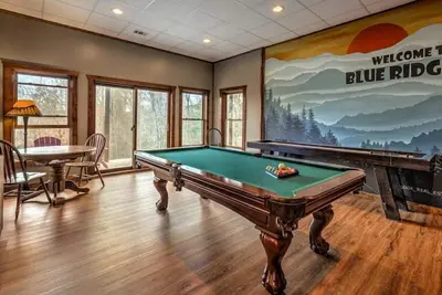 Image de Overlook Cabin - Pet Friendly | Close to Downtown | Hot Tub | Views