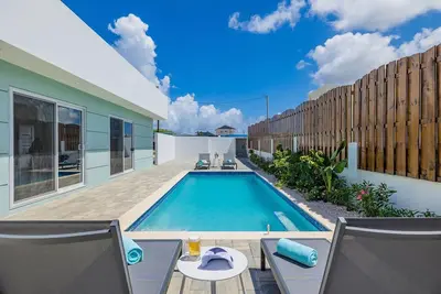 4br 3ba Newly Built w/ Private Pool 5 min 2 Beach