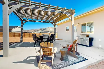 Image de Scenic dog-friendly acreage with enclosed yard, grill, open layout, & streaming
