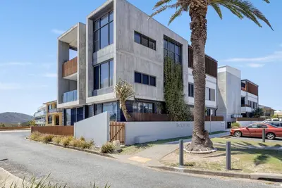 Image de Beautiful spacious unit with amazing views.