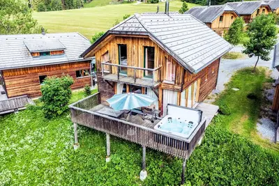 Image de Belle maison avec bain à remous et sauna