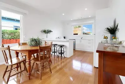 Image de Retro Retreat I Geelong Home Ideal for Families