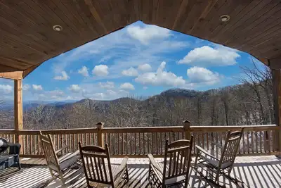 Image de Escape to serene mountain bliss in this stunning mountain home.