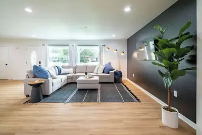 Image de Fenced Backyard | King Bed | Open Plan | Modern