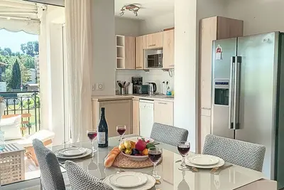 Image de Superbe Appartement spacieux avec Parking proche de toute commodité!