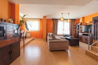 Image de Large duplex with all amenities.
