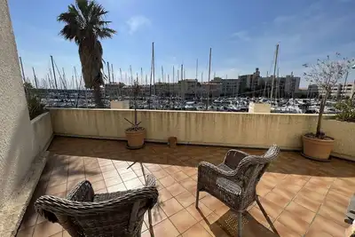 Image de Appartement rénové 1 chambre + cabine, parking privé, à 400m de la plage
