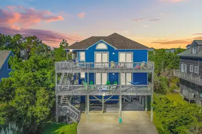 Image de Summer Savings - Oceanside Dog Friendly w/ Hot Tub, Screened Porch, Beach Nearby