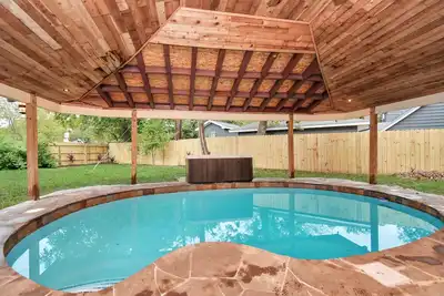 Image de Pool & Hot Tub - 4 Br Luxury Home in Friendswood! Close to top attractions!