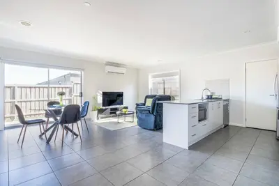 Image de Cosy beautiful modern house close public transport and shopping mall