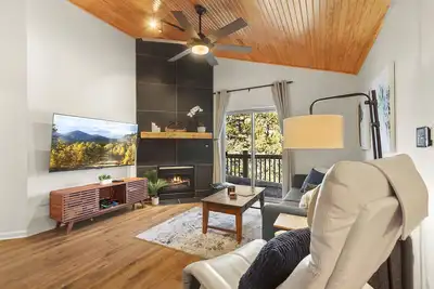 Image de 🌄 Adventure Haus! 🛶 Lux Condo 🎿. Ski Central 🔥🛁 Hot Tub $0 Cleaning Fee