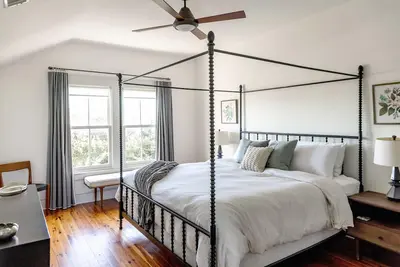 Image de 2br Townhome Nestled on Historic Crawford Square