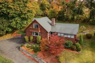 Image de Private Beautiful Home - Family Friendly - 1 min. Walk to Candlewood Lake