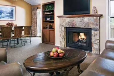 Image de Escape to the mountains. Cozy fireplace beautiful 1 bedroom with full kitchen.