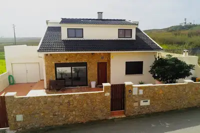 Image de A 1 Minuto a pé da Praia! Casa Familiar com Piscina, Jardim e Terraços