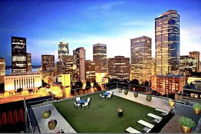 Image de \"Modern 1-Bedroom Apartment with Desk, WiFi, and Pool in the Heart of Seattle! \"