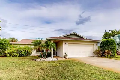 Image de Updated home with enclosed pool, open layout, grill, W/D, streaming, and Ac