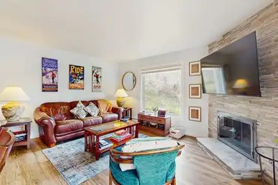 Image de Modern mountainside condo with fireplace, & W\/D