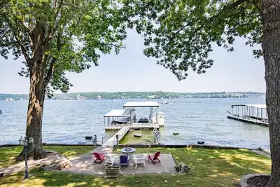 Image de Two Homes, Large Deck, Firepit, Central Location
