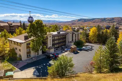 Image de Ski In Ski Out, Hot Tub, Gas Grill in Picnic Area