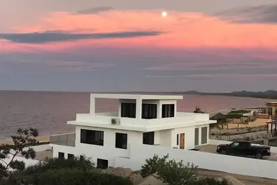Image de Modern beachfront 4 bedroom home w/ pool and hot tub - South Beach La Ventana