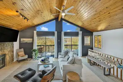 Image de Center Hill Lake Chalet with lake view! !
