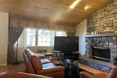Image de Quiet and cozy cabin in upper Moonridge area that is close to all the fun.