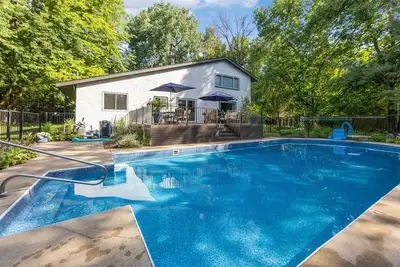Image de Midcentury Home + Private Pool + Lake Minnetonka Beach Access + Forested Acreage