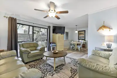 Image de Latitude Adjustment-One block from the beach, shared pool, one dog allowed.