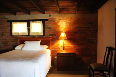 Cabin A Las Orqiudeas, rustic and comfy, right off highway, we accept pets
