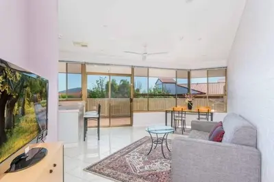 Image de Lake Views, Large Balcony, Full Kitchen, Washer and Dryer
