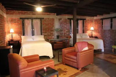 Image de Cabin C Las Orquideas, rustic and comfy, right off highway, we accept pets
